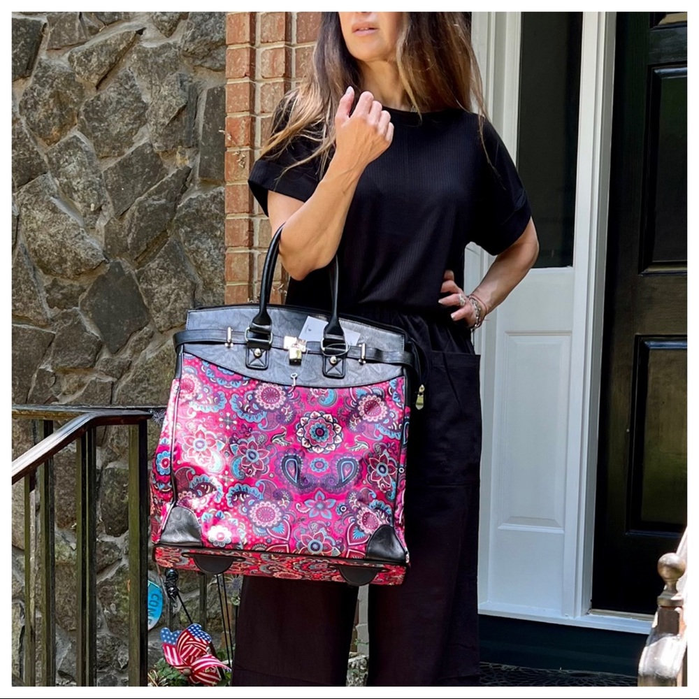 The Perfect Must Have Chic Stylish Travel Roll Bag - Picture 2 of 10